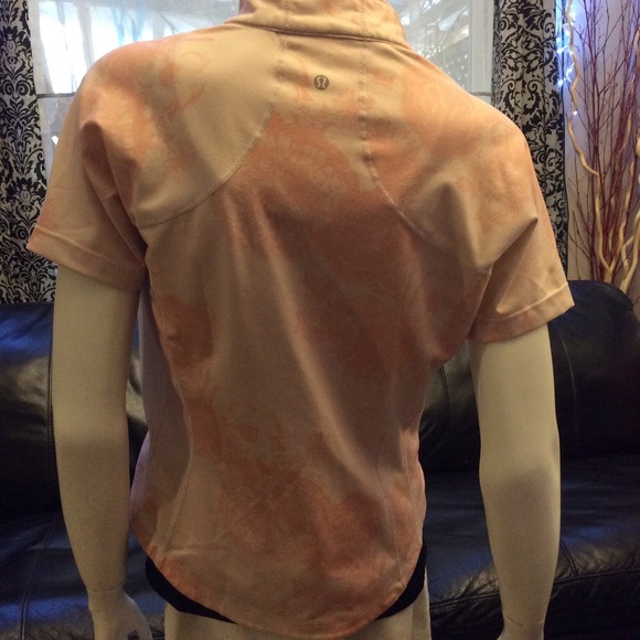 Rare Lululemon 🍋 zip up short sleeved sweater - Picture 4 of 10